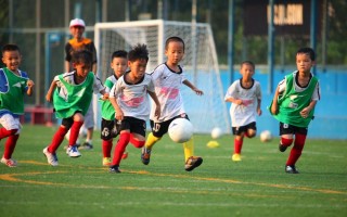 小孩穿足球球衣合适吗男孩，小孩穿足球球衣合适吗男孩还是女孩